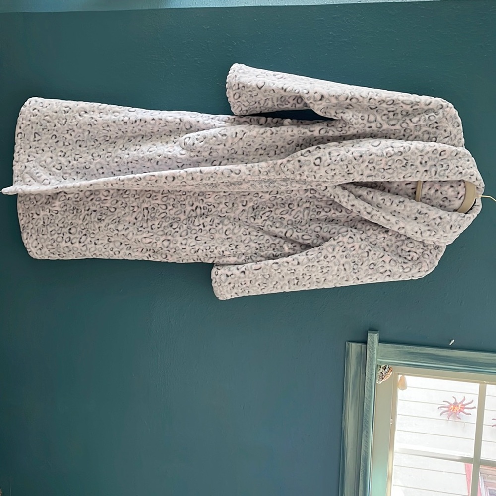 Cozy light pink leopard print bath robe.